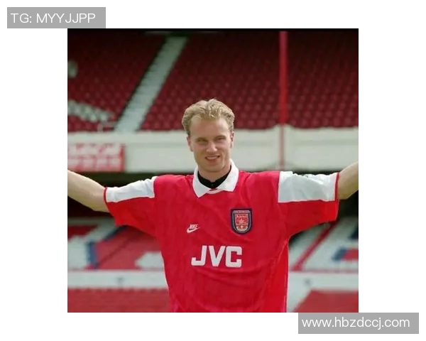 紫灰色的足球明星在绿茵场上的传奇故事与荣耀时刻